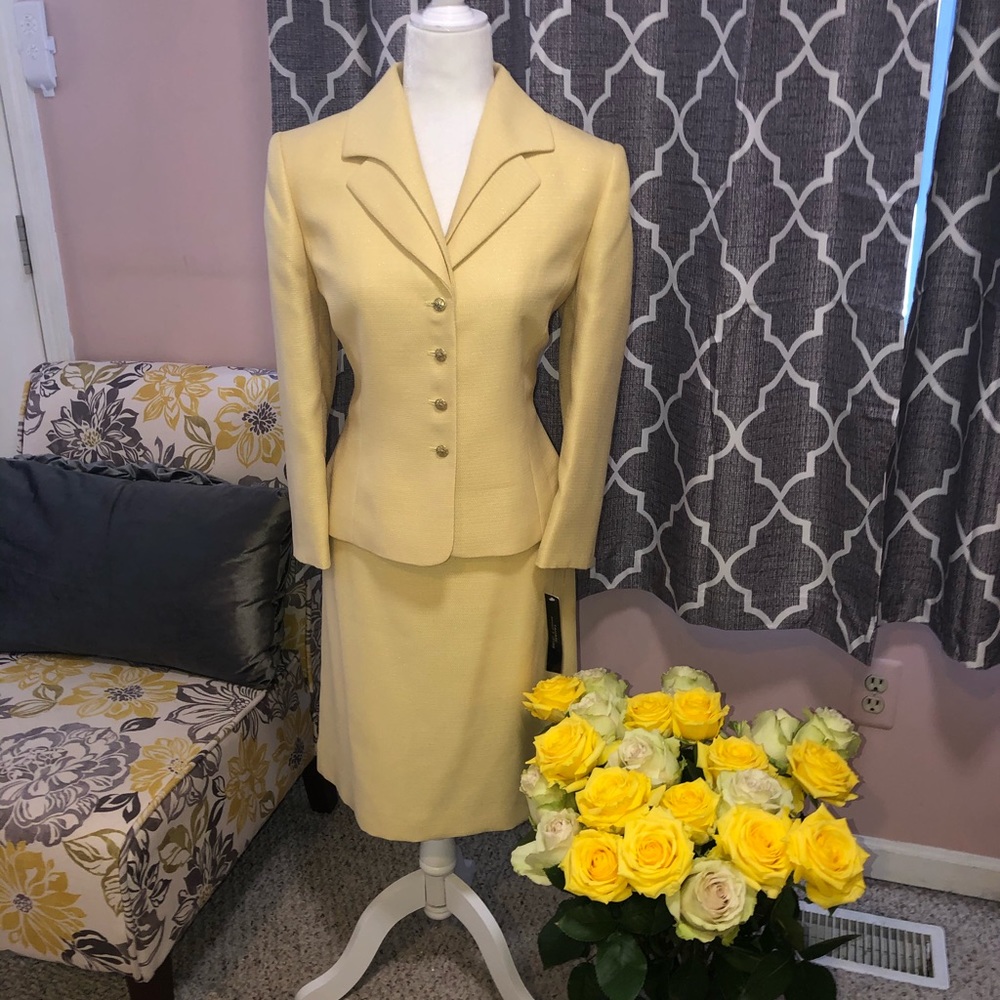 New w/tags Tahari power suit
